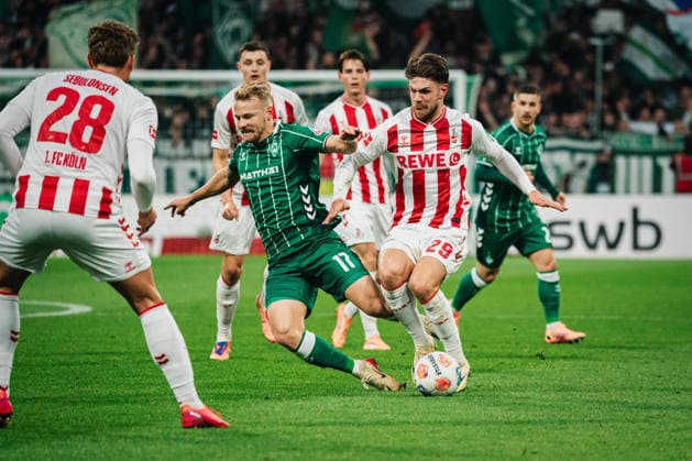 1. Bundesliga: SV Werder Bremen vs. 1. FC Köln, 29.11.2025 Marco Grüll (Werder Bremen, 17) gegen Jan Thielmann (1. FC Köln, 29); Fußball, 1. Bundesliga, 12. Spieltag: SV Werder Bremen vs. 1. FC Köln am 29.11.2025 im Weserstadion, Bremen DFL REGULATIONS PROHIBIT ANY USE OF PHOTOGRAPHS AS IMAGE SEQUENCES AND OR QUASI-VIDEO. Copyright: xBEAUTIFULxSPORTS Tonhäuserx
