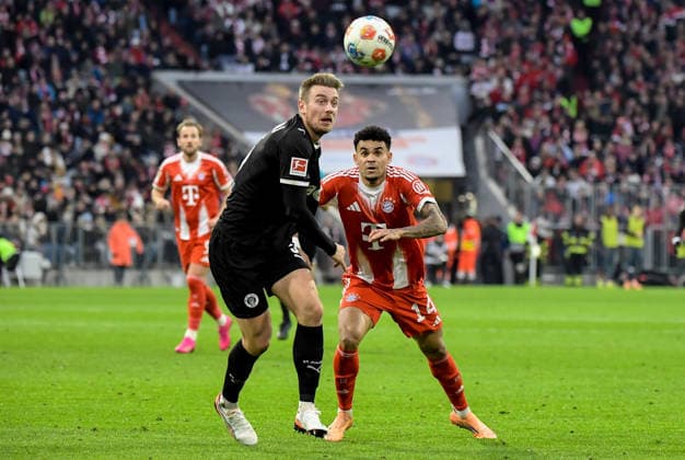 29.11.2025, xemx, Fussball 1.Bundesliga, FC Bayern Muenchen - FC St.Pauli v.l. Hauke Wahl (FC St.Pauli), Luis Diaz (FC Bayern Muenchen) Zweikampf, Aktion, action, battle for the ball (DFL DFB REGULATIONS PROHIBIT ANY USE OF PHOTOGRAPHS as IMAGE SEQUENCES and or QUASI-VIDEO) Muenchen