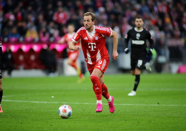 Fussball, Herren, Bundesliga, Saison 2025 2026, FC Bayern München - FC St.Pauli, Allianz Arena Harry Kane (FC Bayern München) mit Ball im Angriff DFB, DFL regulations prohibit any use of photographs as image sequences and or quasi-video