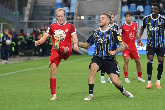 29.11.2025, Fussball, Herren, 3. Liga, Saison 2025 2026, 1. FC Saarbrücken - Rot-Weiss Essen, Patrick Schmidt (1. FC Saarbruecken), Lucas Brumme (Rot-Weiss Essen) Saarbrücken Ludwigsparkstadion Saarland Deutschland (DEU) Copyright: xSebastianxBachx