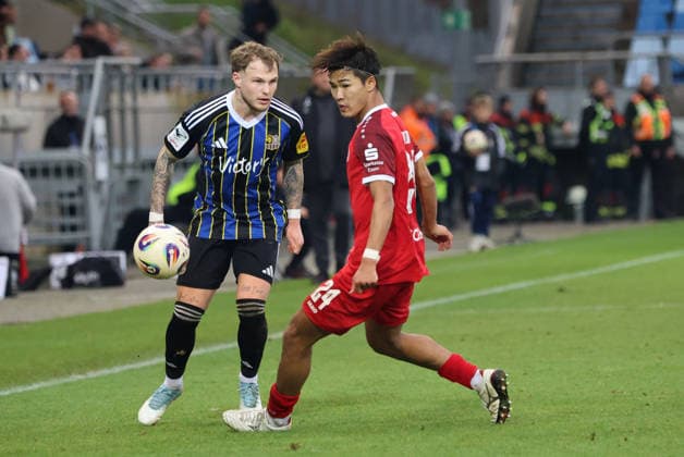 29.11.2025, Fussball, Herren, 3. Liga, Saison 2025 2026, 1. FC Saarbrücken - Rot-Weiss Essen, Philip Fahrner (1. FC Saarbruecken), Kaito Mizuta (Rot-Weiss Essen) Saarbrücken Ludwigsparkstadion Saarland Deutschland (DEU) Copyright: xSebastianxBachx