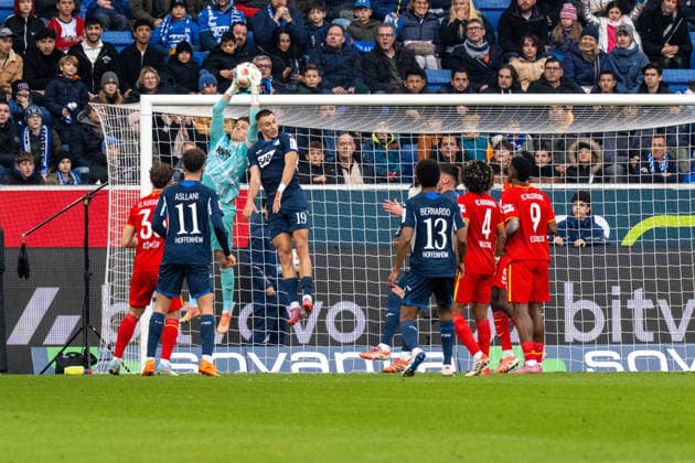 Torwart Finn Dahmen (FC Augsburg) und Tim Lemperle (TSG 1899 Hoffenheim). xettx, Deutschland, Sinsheim, 29.11.2025, Fussball, Bundesliga: TSG 1899 Hoffenheim vs FC Augsburg, Saison 2025 2026, 12. Spieltag, PreZero Arena DFL DFB REGULATIONS PROHIBIT ANY USE OF PHOTOGRAPHS AS IMAGE SEQUENCES AND OR QUASI-VIDEO.