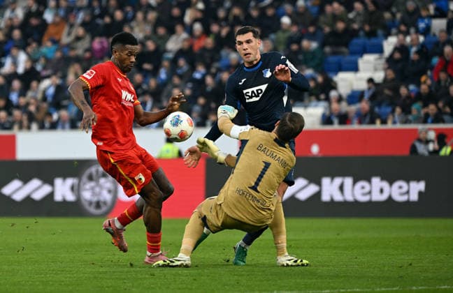 29.11.2025, xjhx, Fussball 1.Bundesliga, TSG 1899 Hoffenheim - FC Augsburg v.l. Samuel Essende (FC Augsburg), Oliver Baumann (1899 Hoffenheim), Robert Hranac (1899 Hoffenheim) (DFL DFB REGULATIONS PROHIBIT ANY USE OF PHOTOGRAPHS as IMAGE SEQUENCES and or QUASI-VIDEO) Sinsheim