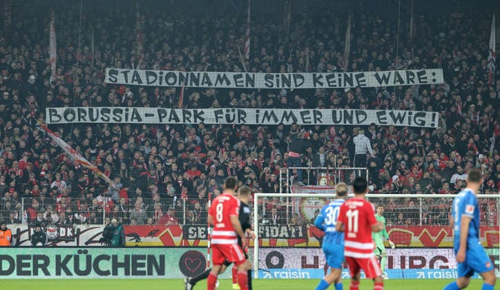 Plakat, Transparent der Unionfans: Stadionnamen sind keine Ware: Borussia Park für immer und ewig! gegen Umbenennung des Stadions von Borussia Mönchengladbach Fußball Fussball Bundesliga Herren DFL 12. Spieltag Saison 2025 2026 29.11.2025 1.FC Union Berlin FCU vs. 1.FC Heidenheim FCH DFL regulations prohibit any use of photographs as image sequences and or quasi-video.