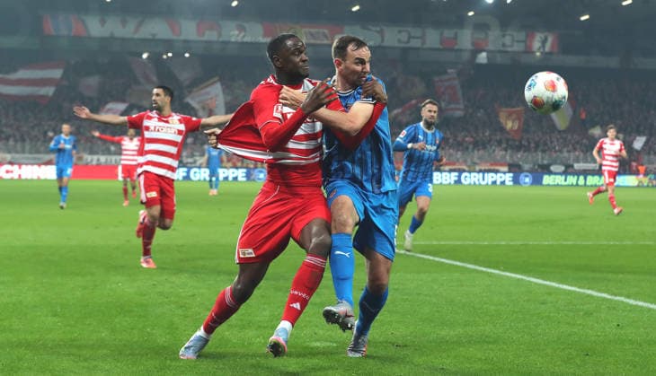 Ilyas Ansah im Zweikampf mit Benedikt Gimber Aktion Spielszene Fußball Fussball Bundesliga Herren DFL 12. Spieltag Saison 2025 2026 29.11.2025 1.FC Union Berlin FCU vs. 1.FC Heidenheim FCH DFL regulations prohibit any use of photographs as image sequences and or quasi-video.