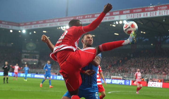 Ilyas Ansah im Zweikampf mit Benedikt Gimber Aktion Spielszene Fußball Fussball Bundesliga Herren DFL 12. Spieltag Saison 2025 2026 29.11.2025 1.FC Union Berlin FCU vs. 1.FC Heidenheim FCH DFL regulations prohibit any use of photographs as image sequences and or quasi-video.