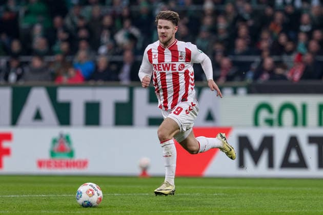 Jan Thielmann (1. FC Köln, 29) am Ball, Freisteller, Einzelbild, Ganzkörper, Aktion, Action, Spielszene, DIE DFL-RICHTLINIEN UNTERSAGEN JEGLICHE NUTZUNG VON FOTOS ALS SEQUENZBILDER UND ODER VIDEOA?HNLICHE FOTOSTRECKEN. DFL REGULATIONS PROHIBIT ANY USE OF PHOTOGRAPHS AS IMAGE SEQUENCES AND OR QUASI-VIDEO., 29.11.2025, Bremen (Deutschland), Fussball, Bundesliga, SV Werder Bremen - 1. FC Köln