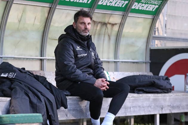 Fußball Regionalliga Nordost: BSG Chemie Leipzig - FSV Zwickau; 29.11.2025 Cheftrainer Adrian Alipour (Chemie Leipzig) sitzt nach der Niederlage enttäuscht alleine auf der Bank. Fußball, Regionalliga Nordost, Saison 2025 2026, 17. Spieltag: BSG Chemie Leipzig vs. FSV Zwickau am 29.11.2025 im Alfred-Kunze-Sportpark, Leipzig Leutzsch. Copyright: xBEAUTIFULxSPORTS JanxKaeferx