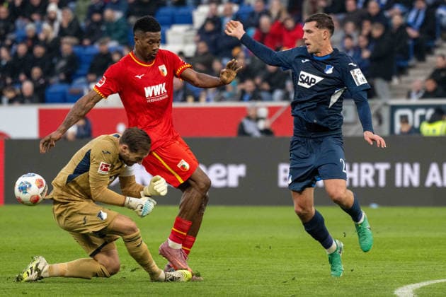 Torwart Oliver Baumann (TSG 1899 Hoffenheim), Samuel Essende (FC Augsburg) und Robin Hranac (TSG 1899 Hoffenheim). xettx, Deutschland, Sinsheim, 29.11.2025, Fussball, Bundesliga: TSG 1899 Hoffenheim vs FC Augsburg, Saison 2025 2026, 12. Spieltag, PreZero Arena DFL DFB REGULATIONS PROHIBIT ANY USE OF PHOTOGRAPHS AS IMAGE SEQUENCES AND OR QUASI-VIDEO.