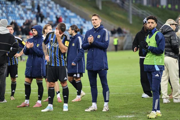 29.11.2025, Fussball, Herren, 3. Liga, Saison 2025 2026, 1. FC Saarbrücken - Rot-Weiss Essen, Kai Bruenker (1. FC Saarbruecken) enttäuscht, Tim Paterok (1. FC Saarbruecken) enttäuscht, Amine Groune (1. FC Saarbruecken) enttäuscht Saarbrücken Ludwigsparkstadion Saarland Deutschland (DEU) Copyright: xSebastianxBachx