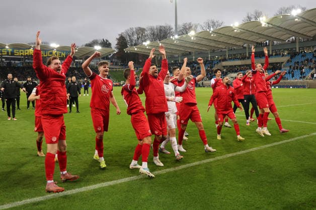 29.11.2025, Fussball, Herren, 3. Liga, Saison 2025 2026, 1. FC Saarbrücken - Rot-Weiss Essen, Die Mannschaft (Rot-Weiss Essen) feiert den Sieg Saarbrücken Ludwigsparkstadion Saarland Deutschland (DEU) Copyright: xSebastianxBachx
