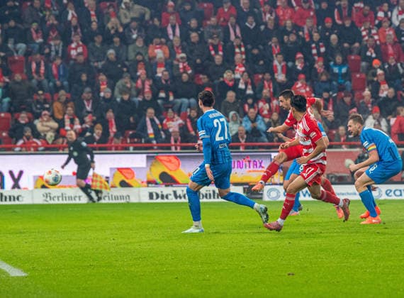 Fußball, Herren, Saison 2025 2026, 1. Bundesliga (12. Spieltag), 1. FC Union Berlin - 1. FC Heidenheim, Rani Khedira (1. FC Union Berlin) erzielt das Tor zum 1:0 gegen Thomas Keller (Heidenheim) und Patrick Mainka (Heidenheim), 29.11.2025, Copyright: xSebastianxRäppold MatthiasxKochx