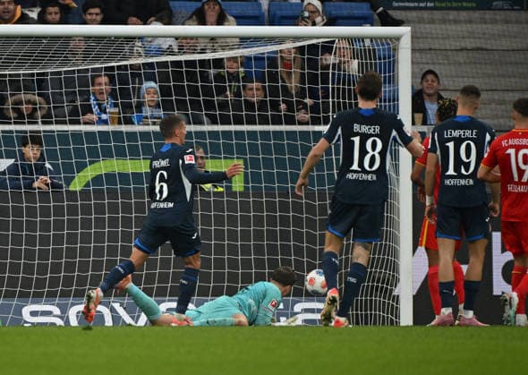29.11.2025, xjhx, Fussball 1.Bundesliga, TSG 1899 Hoffenheim - FC Augsburg v.l. Grischa Prömel (1899 Hoffenheim) , Finn Dahmen (FC Augsburg) Goal scored, erzielt das Tor zum 3:0 (DFL DFB REGULATIONS PROHIBIT ANY USE OF PHOTOGRAPHS as IMAGE SEQUENCES and or QUASI-VIDEO) Sinsheim