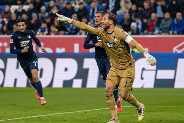 Torwart Oliver Baumann (TSG 1899 Hoffenheim). xettx, Deutschland, Sinsheim, 29.11.2025, Fussball, Bundesliga: TSG 1899 Hoffenheim vs FC Augsburg, Saison 2025 2026, 12. Spieltag, PreZero Arena DFL DFB REGULATIONS PROHIBIT ANY USE OF PHOTOGRAPHS AS IMAGE SEQUENCES AND OR QUASI-VIDEO.
