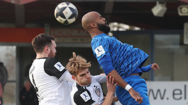 Freiberg , Fußball Regionalliga Südwest SGV Freiberg vs. FSV Frankfurt , von links: Tim Weißmann ( FSV ) Timo Hildmann ( FSV ) Meghon Valpoort ( Freiberg )