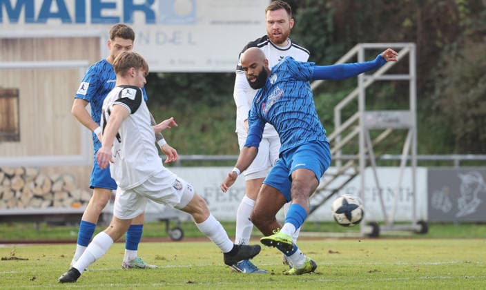 Freiberg , Fußball Regionalliga Südwest SGV Freiberg vs. FSV Frankfurt , von links: Timo Hildmann ( FSV ) Meghon Valpoort ( Freiberg )