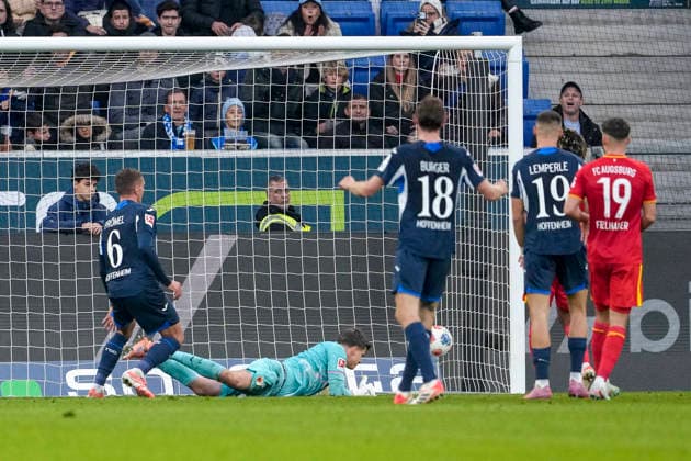 v.li.: Torschütze Grischa Prömel (Hoffenheim, 6), Finn Dahmen (Torwart, FCA, 1), Wouter Burger (Hoffenheim, 18), Tim Lemperle (Hoffenheim, 19), Robin Fellhauer (FCA, 19), erzielt das Tor zum 3:0, Treffer, Torerfolg, Highlight, Action, Aktion, Spielszene, 29.11.2025, Sinsheim (Deutschland), Fussball, Bundesliga, TSG 1899 Hoffenheim - FC Augsburg, DFB DFL REGULATIONS PROHIBIT ANY USE OF PHOTOGRAPHS AS IMAGE SEQUENCES AND OR QUASI-VIDEO.