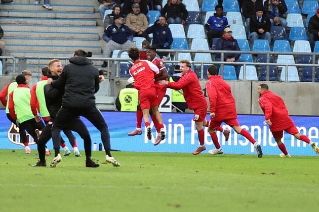 29.11.2025, xrekx, Fussball 3.Liga, 1.FC Saarbruecken - Rot-Weiss Essen v.l. Torjubel nach dem Tor zum celebrating the goal celebrate 2:3 durch Franci Bouebari (Rot-Weiss Essen) (DFL DFB REGULATIONS PROHIBIT ANY USE OF PHOTOGRAPHS as IMAGE SEQUENCES and or QUASI-VIDEO) Saarbruecken