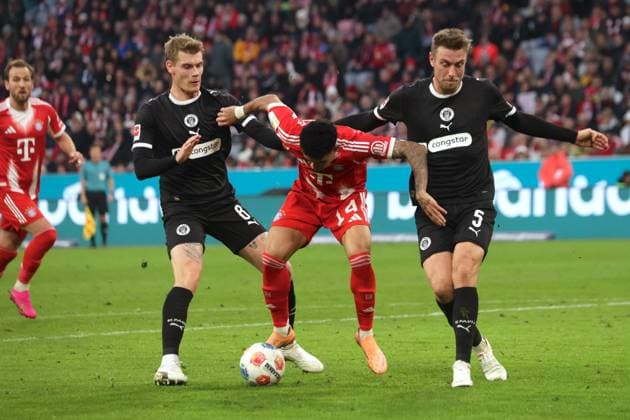 Bayerns 14 LUIS DIAZ zwischen St.Paulis 8 SMITH und St.Paulis 5 WAHL. Fussball: Muenchen - St.Pauli. Fußball - Bundesliga, FC Bayern München - FC St.Pauli Hamburg, 12.Spieltag, Saison 2025-2026, am 29.11.2025 in Muenchen, A L L I A N Z A R E N A, Deutschland. Quelle Copyright Credit : Oryk HAIST