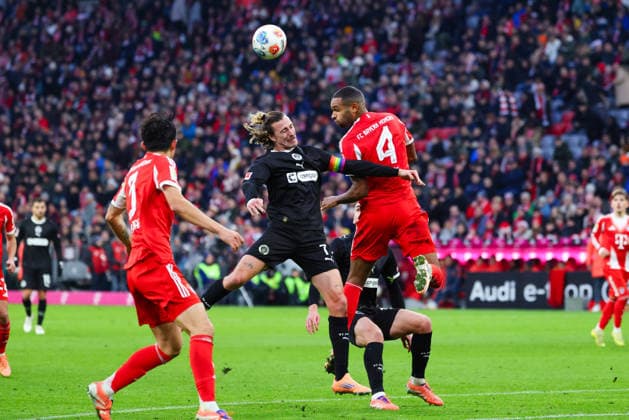 Jackson Irvine (7, FC St.Pauli) und Jonathan Tah (4, FC Bayern München) beim Spiel zwischen FC Bayern München v FC St.Pauli, Fußball, Herren, Bundesliga, 2025 2026, 12.Spieltag am 29.11.2025 in München, Allianz-Arena. DFL and DFB regulations prohibit any use of photographs as image sequences and or quasi-video. Bayern Deutschland