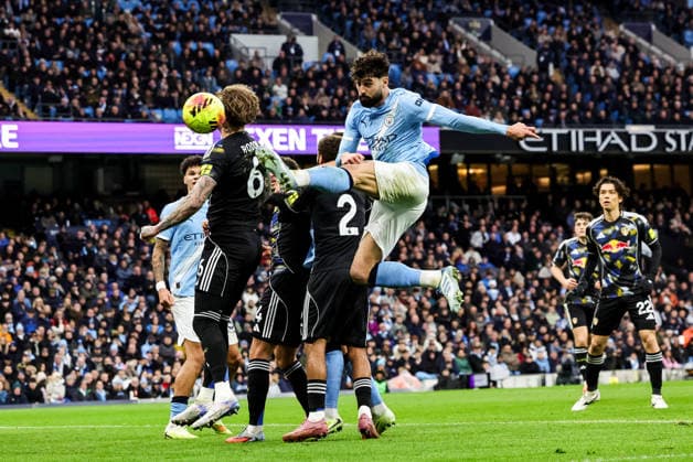 Premier League Manchester City v Leeds United Josko Gvardiol of Manchester City shoots on goal during the Premier League match Manchester City vs Leeds United at Etihad Stadium, Manchester, United Kingdom, 29th November 2025 (Photo by Mark Cosgrove News Images) Manchester Etihad Stadium Manchester United, ManU Kingdom Copyright: xMarkxCosgrove NewsxImagesx