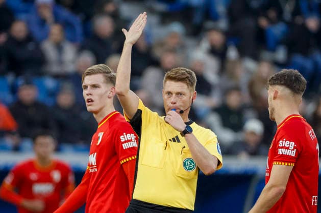 Schiedsrichter Christian Dingert , Deutschland, Fussball, 1. Bundesliga, 12.Spieltag, 2025 2026, TSG Hoffenheim vs. FC Augsburg, 29.11.2025, PreZero Arena, Sinsheim, Deutschland Sinsheim PreZero Arena Baden-Württemberg Deutschland Copyright: xGrantxHubbsx