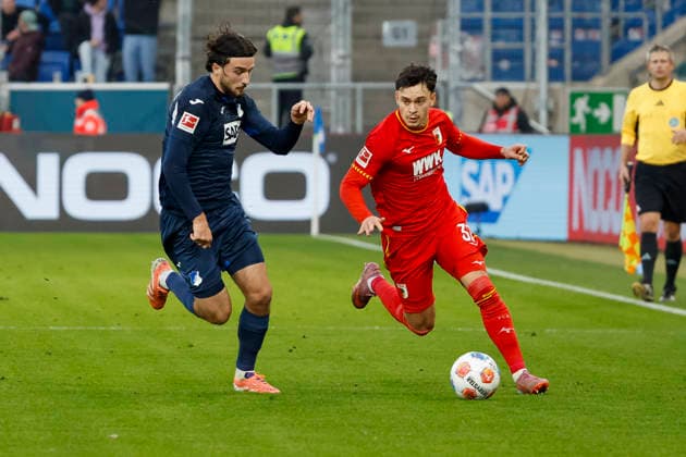 Leon Avdullahu (TSG Hoffenheim, 07) und Fabian Rieder (FC Augsburg, 32) im Laufduell , Deutschland, Fussball, 1. Bundesliga, 12.Spieltag, 2025 2026, TSG Hoffenheim vs. FC Augsburg, 29.11.2025, PreZero Arena, Sinsheim, Deutschland Sinsheim PreZero Arena Baden-Württemberg Deutschland Copyright: xGrantxHubbsx