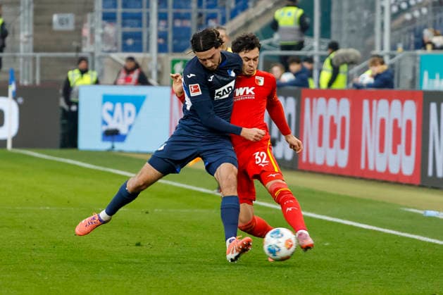 Leon Avdullahu (TSG Hoffenheim, 07) und Fabian Rieder (FC Augsburg, 32) im Zweikampf , Deutschland, Fussball, 1. Bundesliga, 12.Spieltag, 2025 2026, TSG Hoffenheim vs. FC Augsburg, 29.11.2025, PreZero Arena, Sinsheim, Deutschland Sinsheim PreZero Arena Baden-Württemberg Deutschland Copyright: xGrantxHubbsx