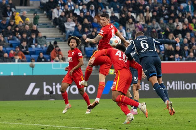 Tor zum 3:0 durch Grischa Proemel (TSG 1899 Hoffenheim, 06). li. Cedric Zesiger (FC Augsburg, 16), Noahkai Banks (FC Augsburg, 40) GER, TSG 1899 Hoffenheim vs. FC Augsburg, Fussball, Herren, 1. Bundesliga, 12. Spieltag, Spielzeit 2025 2026, 29.11.2025, DFL DFB REGULATIONS PROHIBIT ANY USE OF PHOTOGRAPHS AS IMAGE SEQUENCES AND OR QUASI-VIDEO, GER, TSG 1899 Hoffenheim vs. FC Augsburg, Fussball, Herren, 1. Bundesliga, 12. Spieltag, Spielzeit 2025 2026, 29.11.2025 Sinsheim Copyright: xEibner-Pressefoto WolfgangxFrankx EP_WFK