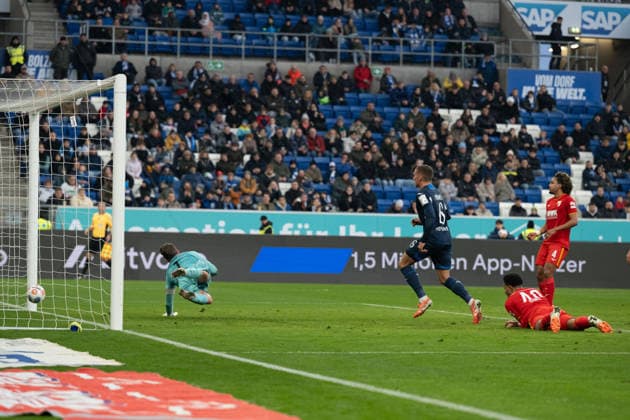 Tor zum 3:0 durch Grischa Proemel (TSG 1899 Hoffenheim, 06), li. Finn Dahmen (FC Augsburg, 01) GER, TSG 1899 Hoffenheim vs. FC Augsburg, Fussball, Herren, 1. Bundesliga, 12. Spieltag, Spielzeit 2025 2026, 29.11.2025, DFL DFB REGULATIONS PROHIBIT ANY USE OF PHOTOGRAPHS AS IMAGE SEQUENCES AND OR QUASI-VIDEO, GER, TSG 1899 Hoffenheim vs. FC Augsburg, Fussball, Herren, 1. Bundesliga, 12. Spieltag, Spielzeit 2025 2026, 29.11.2025 Sinsheim Copyright: xEibner-Pressefoto WolfgangxFrankx EP_WFK