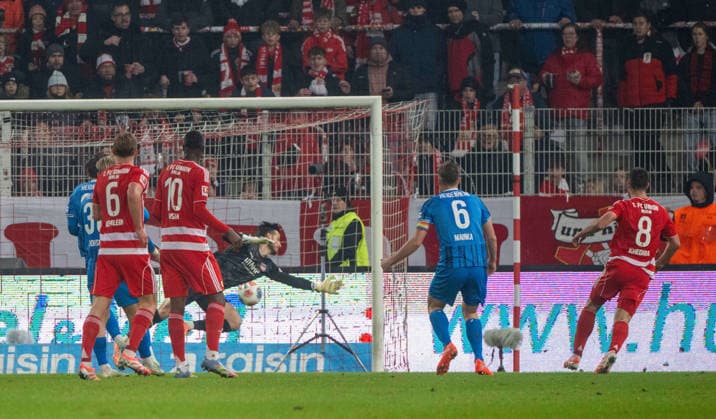 Fußball, Herren, Saison 2025 2026, 1. Bundesliga (12. Spieltag), 1. FC Union Berlin - 1. FC Heidenheim, Rani Khedira (r., 1. FC Union Berlin) erzielt das Tor zum 1:0 gegen Torwart Diant Ramaj (1. FC Heidenheim), 29.11.2025, Copyright: xMatthiasxKochx
