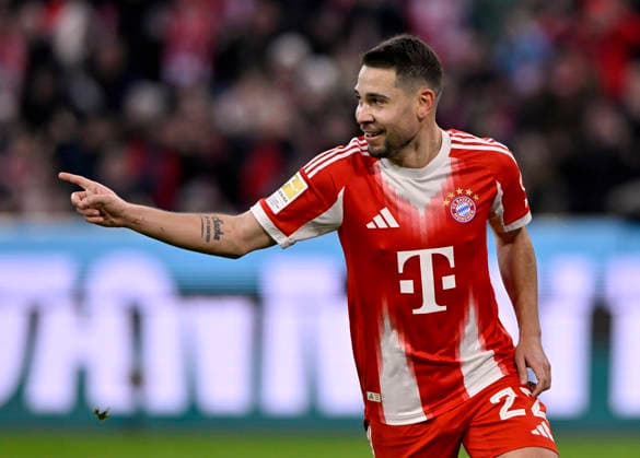 TOR zum 1:1 Raphael Guerreiro FC Bayern Muenchen FCB (22) Torjubel FC Bayern Muenchen FC St. Pauli 29.11.2025 DFL REGULATIONS PROHIBIT ANY USE OF PHOTOGRAPHS AS IMAGE SEQUENCES AND OR QUASI-VIDEO FC Bayern Muenchen FC St. Pauli