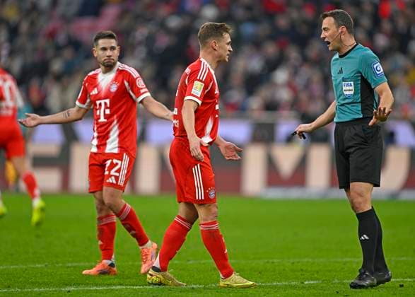 29.11.2025, Fussball Bundesliga 2025 2026, 12.Spieltag, FC Bayern München - FC St. Pauli, in der Allianz-Arena München, Joshua Kimmich (FC Bayern München) redet mit Schiedsrichter Felix Zwayer (Berlin).