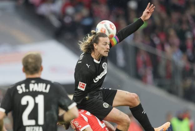 St.Paulis 7 IRVINE auf Bayerns 27 Konrad LAIMER. Fussball: Muenchen - St.Pauli. Fußball - Bundesliga, FC Bayern München - FC St.Pauli Hamburg, 12.Spieltag, Saison 2025-2026, am 29.11.2025 in Muenchen, A L L I A N Z A R E N A, Deutschland. Quelle Copyright Credit : Oryk HAIST