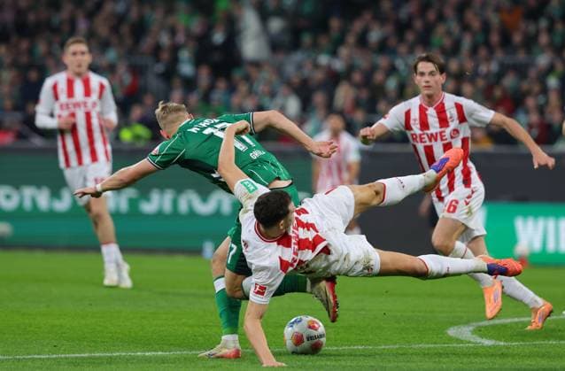 GER, 1.FBL SV Werder Bremen vs.1.FC Koeln 29.11.2025, wohninvest Weserstadion, Bremen, GER, 1.FBL SV Werder Bremen vs.1.FC Koeln im Bild picture shows Marco Grüll Marco Gruell (SV Werder Bremen 17) im Zweikampf gegen Eric Martel (1.FC Koeln 06)