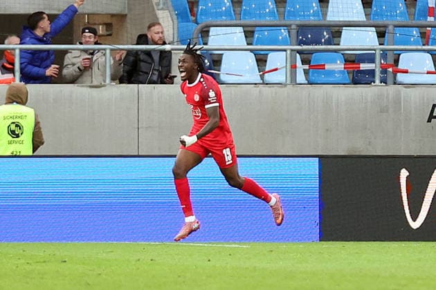 29.11.2025, xrekx, Fussball 3.Liga, 1.FC Saarbruecken - Rot-Weiss Essen v.l. Torjubel nach dem Tor zum celebrating the goal celebrate 2:3 durch Franci Bouebari (Rot-Weiss Essen) (DFL DFB REGULATIONS PROHIBIT ANY USE OF PHOTOGRAPHS as IMAGE SEQUENCES and or QUASI-VIDEO) Saarbruecken