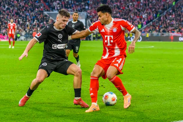 GER, DFB, FC Bayern Muenchen vs. FC St. Pauli 29.11.2025, Allianz Arena, Muenchen, GER, DFB, FC Bayern Muenchen vs. FC St. Pauli, im Bild Arkadiusz Pyrka (St. Pauli 11) im Zweikampf gegen Luis D’az (FCB 14)