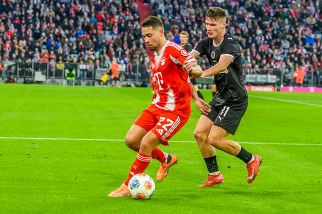 GER, DFB, FC Bayern Muenchen vs. FC St. Pauli 29.11.2025, Allianz Arena, Muenchen, GER, DFB, FC Bayern Muenchen vs. FC St. Pauli, im Bild Raphael Guerreiro (FCB 22) im Zweikampf gegen Arkadiusz Pyrka (St. Pauli 11)