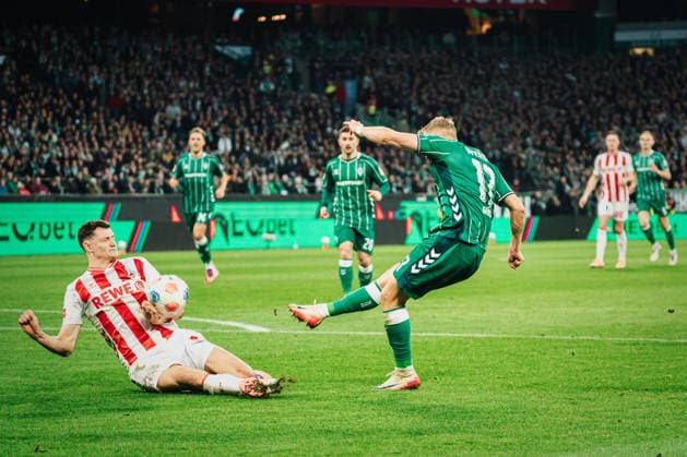 1. Bundesliga: SV Werder Bremen vs. 1. FC Köln, 29.11.2025 Eric Martel (1. FC Köln, 6) blockt den Ball Marco Grüll (Werder Bremen, 17); Fußball, 1. Bundesliga, 12. Spieltag: SV Werder Bremen vs. 1. FC Köln am 29.11.2025 im Weserstadion, Bremen DFL REGULATIONS PROHIBIT ANY USE OF PHOTOGRAPHS AS IMAGE SEQUENCES AND OR QUASI-VIDEO. Copyright: xBEAUTIFULxSPORTS Tonhäuserx