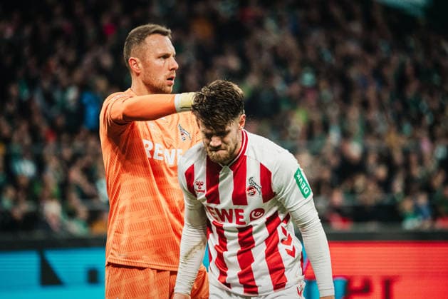 1. Bundesliga: SV Werder Bremen vs. 1. FC Köln, 29.11.2025 Marvin Schwäbe (1. FC Köln, 1) klatscht Jan Thielmann (1. FC Köln, 29) auf den Kopf; Fußball, 1. Bundesliga, 12. Spieltag: SV Werder Bremen vs. 1. FC Köln am 29.11.2025 im Weserstadion, Bremen DFL REGULATIONS PROHIBIT ANY USE OF PHOTOGRAPHS AS IMAGE SEQUENCES AND OR QUASI-VIDEO. Copyright: xBEAUTIFULxSPORTS Tonhäuserx