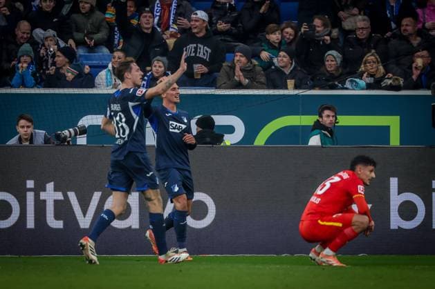 Grischa Proemel 6 (TSG 1899 Hoffenheim) freut sich mit Wouter Burger 18 (TSG 1899 Hoffenheim) ueber sein Tor zum 3:0, Enttaeuschung, Frust bei Dimitris Giannoulis 13 (FC Augsburg), TSG Hoffenheim vs. FC Augsburg, Fussball, Bundesliga, DFL, Saison 2025 2026, Hinrunde, 12. Spieltag, 29.11.2025 DFB regulations prohibit any use of photographs as image sequences and or quasi-video Sinsheim Baden-Wuerttemberg Deutschland