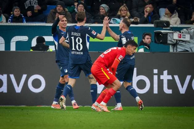 Grischa Proemel 6 (TSG 1899 Hoffenheim) freut sich mit Wouter Burger 18 (TSG 1899 Hoffenheim) und Vladimir Coufal 34 (TSG 1899 Hoffenheim) ueber sein Tor zum 3:0, Enttaeuschung, Frust bei Dimitris Giannoulis 13 (FC Augsburg), TSG Hoffenheim vs. FC Augsburg, Fussball, Bundesliga, DFL, Saison 2025 2026, Hinrunde, 12. Spieltag, 29.11.2025 DFB regulations prohibit any use of photographs as image sequences and or quasi-video Sinsheim Baden-Wuerttemberg Deutschland