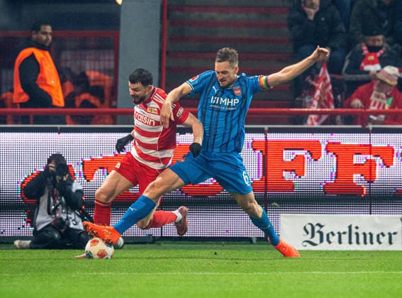 Fußball, Herren, Saison 2025 2026, 1. Bundesliga (12. Spieltag), 1. FC Union Berlin - 1. FC Heidenheim, v. l. Oliver Burke (1. FC Union Berlin), Patrick Mainka (Heidenheim), 29.11.2025, Copyright: xSebastianxRäppold MatthiasxKochx