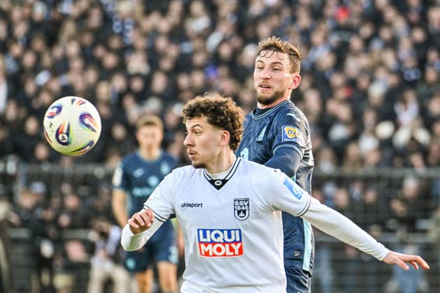 GER, 3. Liga, SSV Ulm 1846 vs TSV 1860 München 29.11.2025, Donaustadion, Ulm, GER, 3. Liga, SSV Ulm 1846 vs TSV 1860 München, im Bild Ensar Aksakal (SSV Ulm, 7), Philipp Maier (Muenchen, 26)