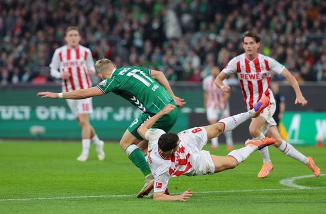 GER, 1.FBL SV Werder Bremen vs.1.FC Koeln 29.11.2025, wohninvest Weserstadion, Bremen, GER, 1.FBL SV Werder Bremen vs.1.FC Koeln im Bild picture shows Marco Grüll Marco Gruell (SV Werder Bremen 17) im Zweikampf gegen Eric Martel (1.FC Koeln 06)