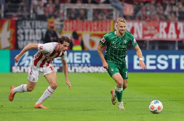 GER, 1.FBL SV Werder Bremen vs.1.FC Koeln 29.11.2025, wohninvest Weserstadion, Bremen, GER, 1.FBL SV Werder Bremen vs.1.FC Koeln im Bild picture shows Jakub KamiÅ ski (1.FC Koeln 16) im Laufduell mit Marco Grüll Marco Gruell (SV Werder Bremen 17)