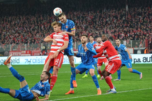 1. Fußball Bundesliga Union Berlin - 1. FC Heidenheim Kopfball, Kopfballduell zwischen Leopold Querfeld (1. FC Union Berlin, 14) und Patrick Mainka (1. FC Heidenheim, 6) , rechts Julian Niehues (1. FC Heidenheim, 16) nd Ilyas Ansah (1. FC Union Berlin, 10) , während der Begegnung in der 1. Fußball Bundesliga Union Berlin - 1. FC Heidenheim in Berlin, Stadion An der alten Försterei , am 29.11.2025. DFB regulations prohibit any use of photographs as image sequences and or quasi video. Copyright: xBEAUTIFULxSPORTS Frankex
