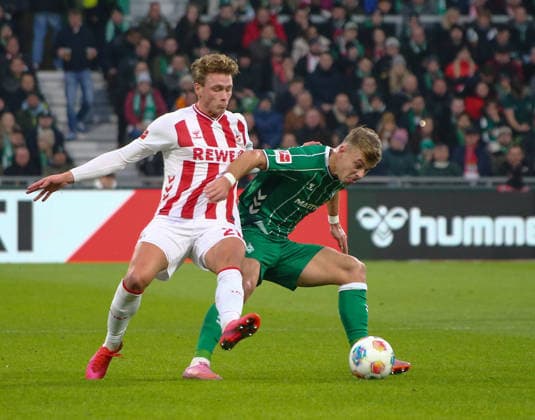 Deutschland: Fussball Bundesliga 2025 26, 8. Spieltag - SV Werder Bremen vs 1. FC Köln - Weserstadion-Stadion (Bremen): Keke Topp (SV Werder Bremen, 9) Sebastian Sebulonsen (1. FC Köln, 28) Bremen Copyright: xAymanxAlahmedx