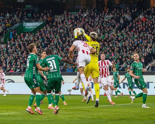 Deutschland: Fussball Bundesliga 2025 26, 8. Spieltag - SV Werder Bremen vs 1. FC Köln - Weserstadion-Stadion (Bremen): Mio Backhaus (SV Werder Bremen, 30) Cenk Özkacar Cenk Oezkacar (1. FC Köln, 39) Karim Coulibaly (SV Werder Bremen, 31) Bremen Copyright: xAymanxAlahmedx
