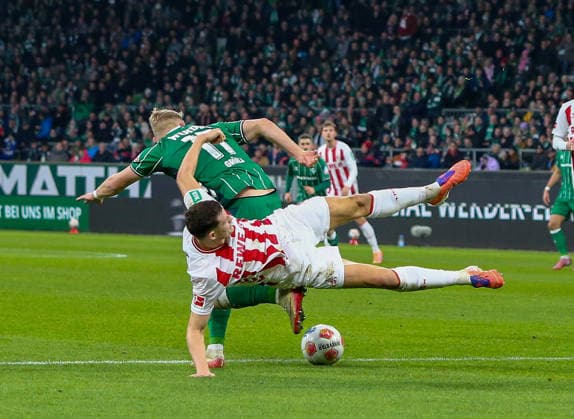 Deutschland: Fussball Bundesliga 2025 26, 8. Spieltag - SV Werder Bremen vs 1. FC Köln - Weserstadion-Stadion (Bremen): Marco Grüll Marco Grull (SV Werder Bremen, 17) Eric Martel (1. FC Köln, 6) Bremen Copyright: xAymanxAlahmedx